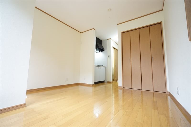 フェリーチェ東が丘 玄関部分から居室を望む