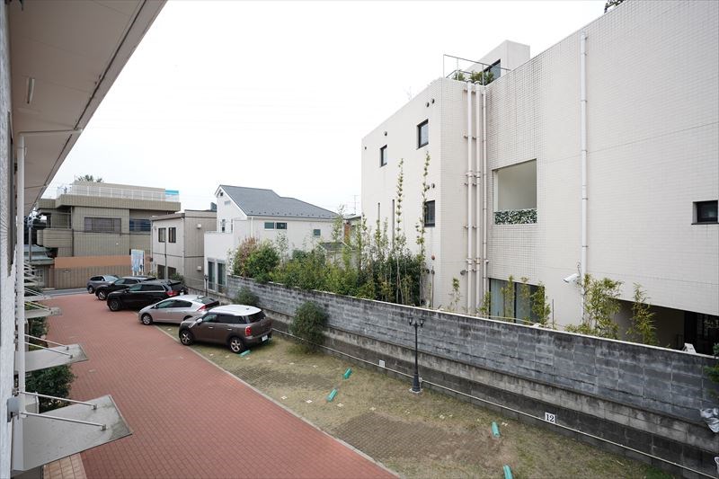 深沢グリーンテラス 玄関側に駐車場有！
