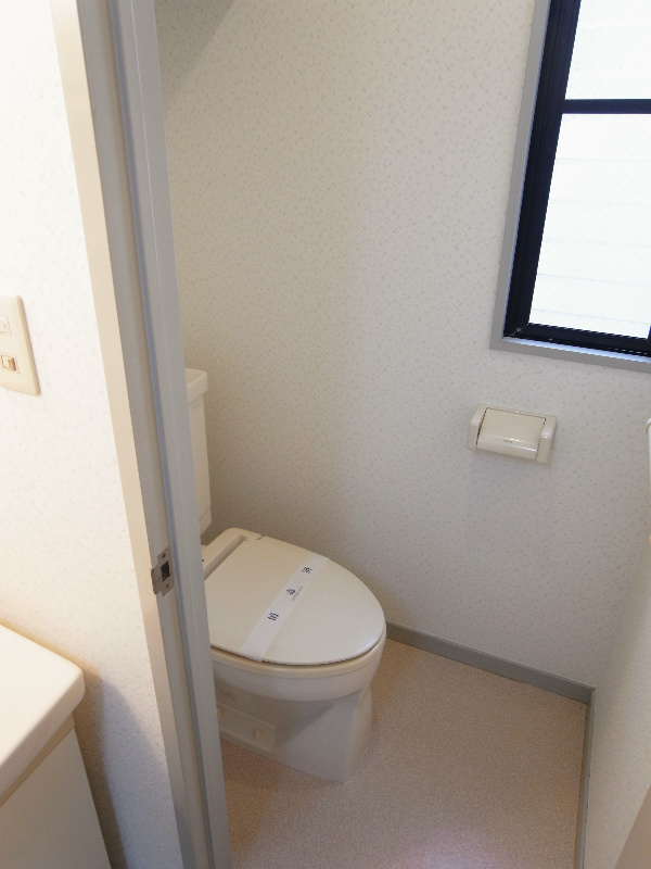 ＳＧハイム 窓付きの綺麗なトイレです
