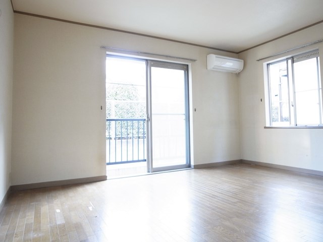 プレステージ駒沢 採光窓が多くとても明るいお部屋