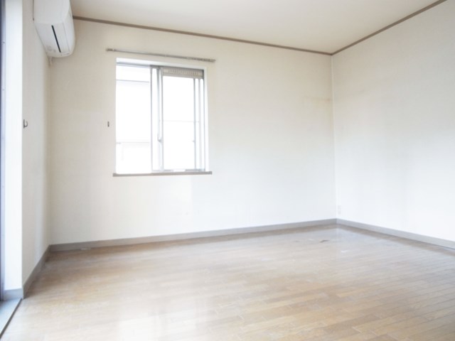 プレステージ駒沢 明るいお部屋　約１０帖のリビングスペース