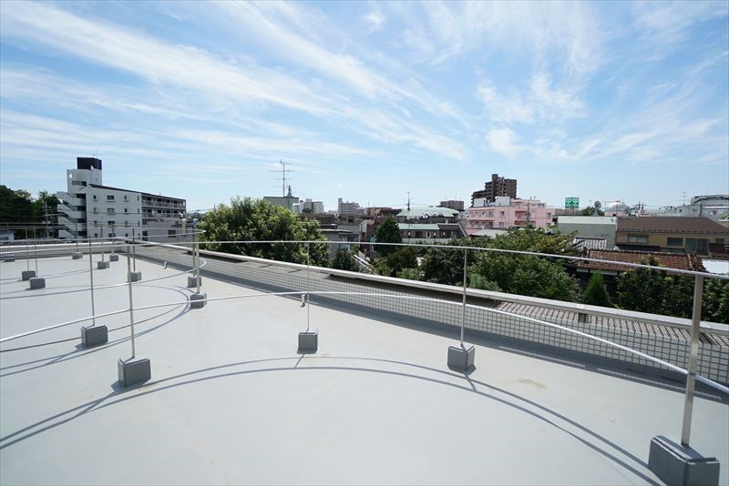 コーナーズ 青空の望める屋上あり！