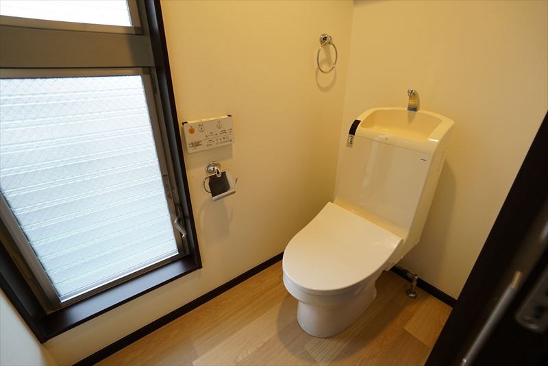グランズ三軒茶屋 トイレにも明るい採光窓あり
