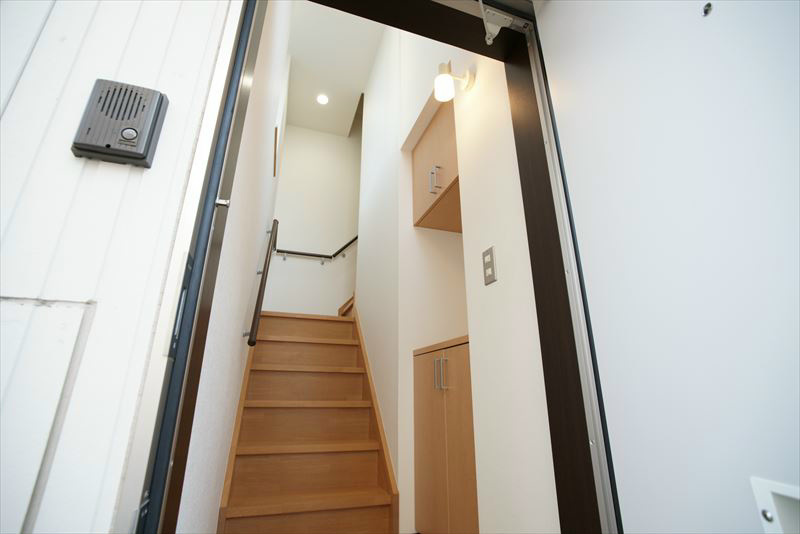 グランズ三軒茶屋 玄関を入ると高い吹き抜けあなたを出迎えてくれます。大容量のシューズボックスもありますよ！
