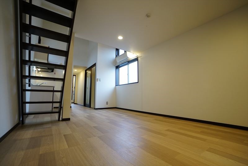 グランズ三軒茶屋 角部屋なので窓が多い