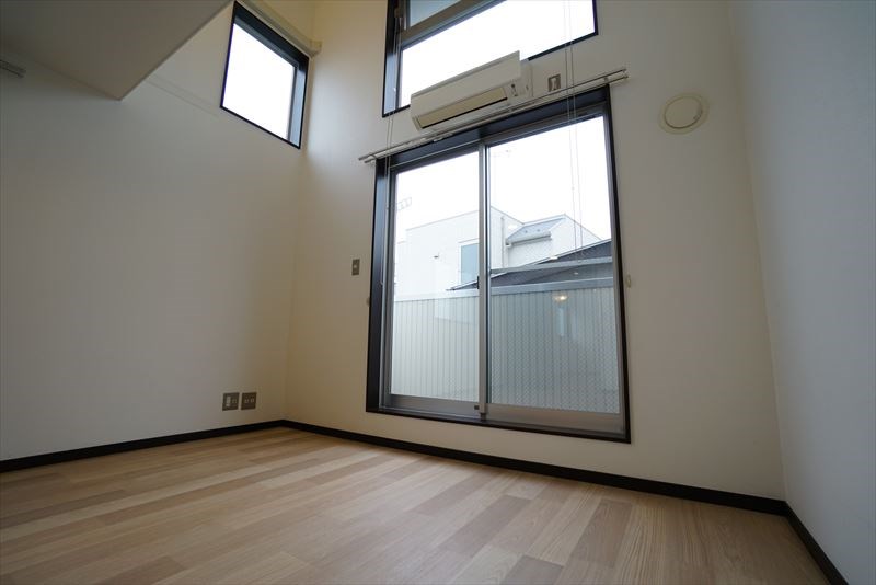 グランズ三軒茶屋 この南向きの大きな採光窓は嬉しいですね