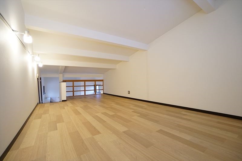 グランズ三軒茶屋 １２帖の大型ロフトです。発想次第では使い勝手の良い空間になりますよ。