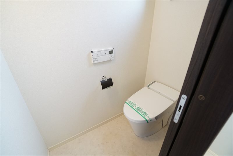 ブリックハウス等々力 タンクレスウォシュレットトイレです。小窓もありますよ！
