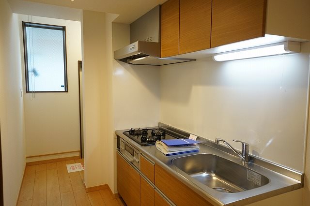 ブラン目黒 大きなシステムキッチンで料理も楽々！