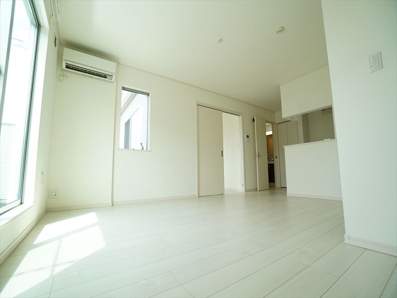 クイントリア深沢 白い部屋に太陽が反射します