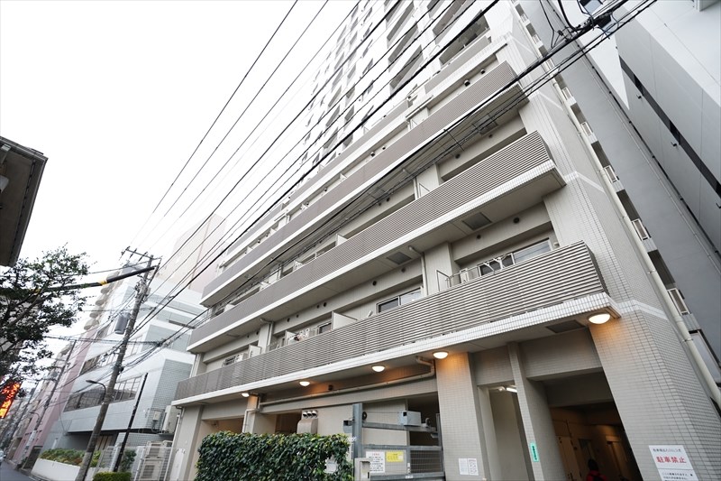 ユニロイヤル西早稲田 大通りに面していない側のエントランス　お部屋もこの向き　静かだよ！