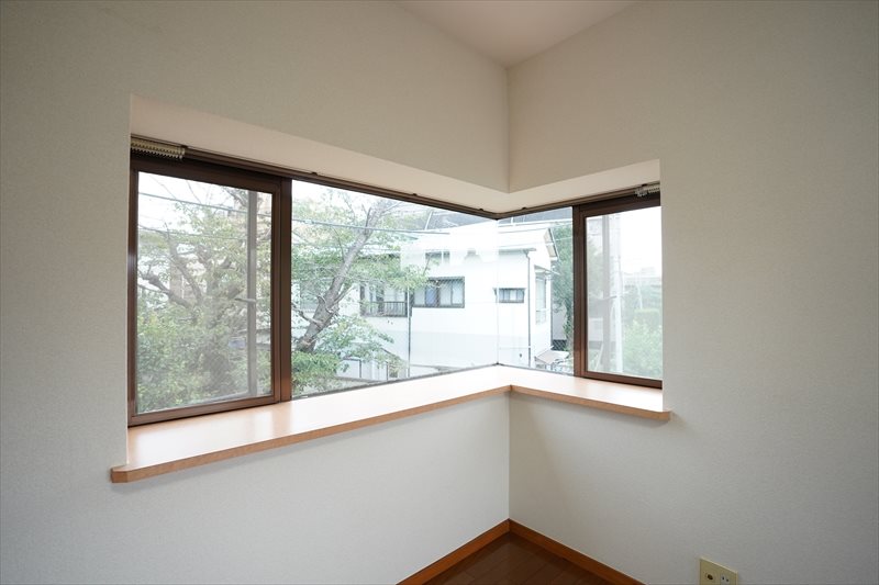 リビングハイムⅠ 出窓があるとお部屋が広く感じる　いや、広いんです！