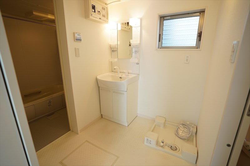 プレスト自由が丘 脱衣スペースはかなーり広い！窓もあって嬉しいですね！