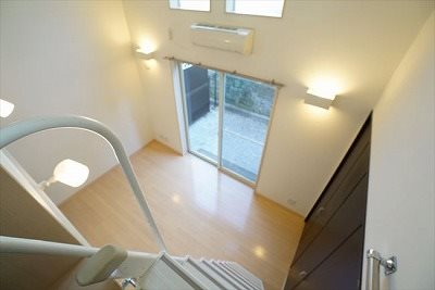 ラカーサ北沢 部屋の中から部屋を見下ろす