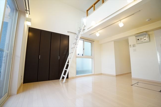 ラカーサ北沢 角部屋で採光窓の多いお部屋です