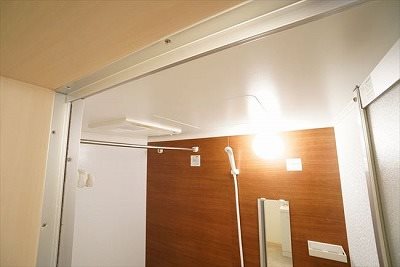 ラカーサ北沢 明るいバスルーム