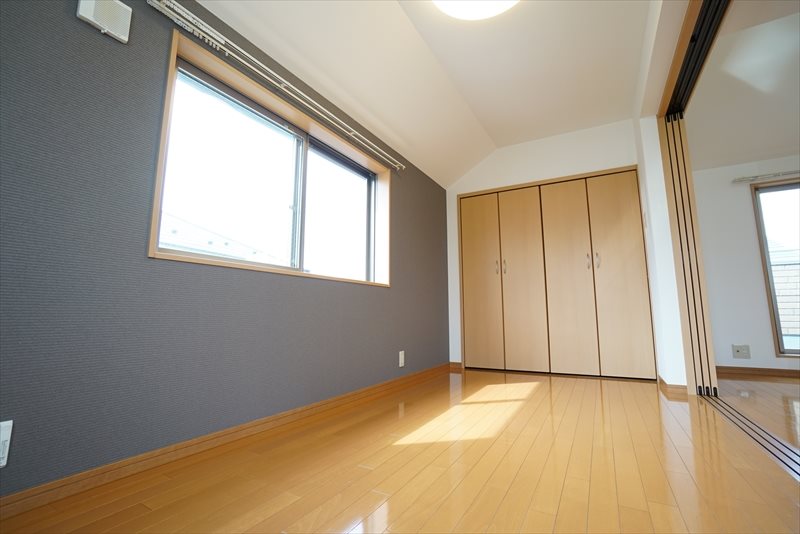 アマランタイン経堂 洋室は５帖。２面採光のお部屋です。明るい！