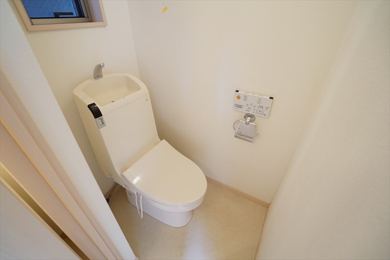 ハルモニア ウォシュレット付きのトイレです。窓もあります