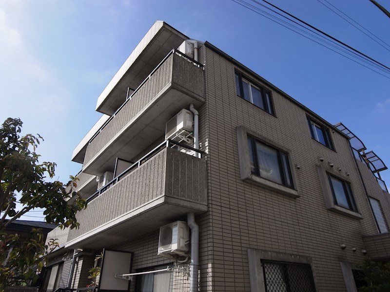 外観　３階建て鉄筋コンクリート造マンション