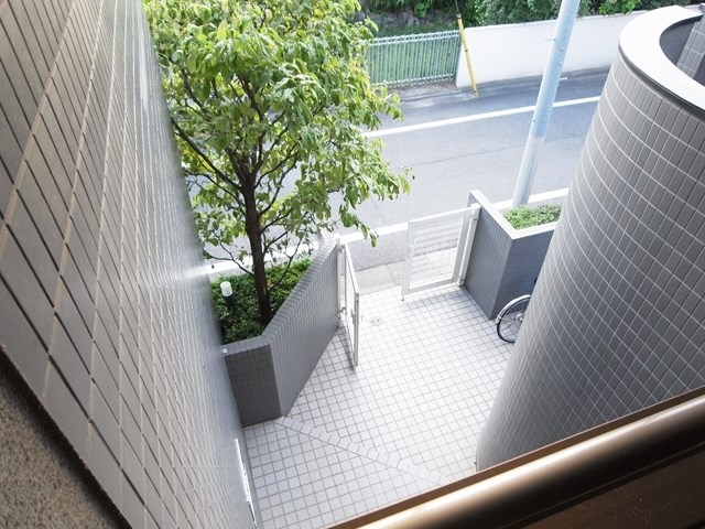 クレスト東が丘 エントランスや体躯に防犯カメラを設置済み