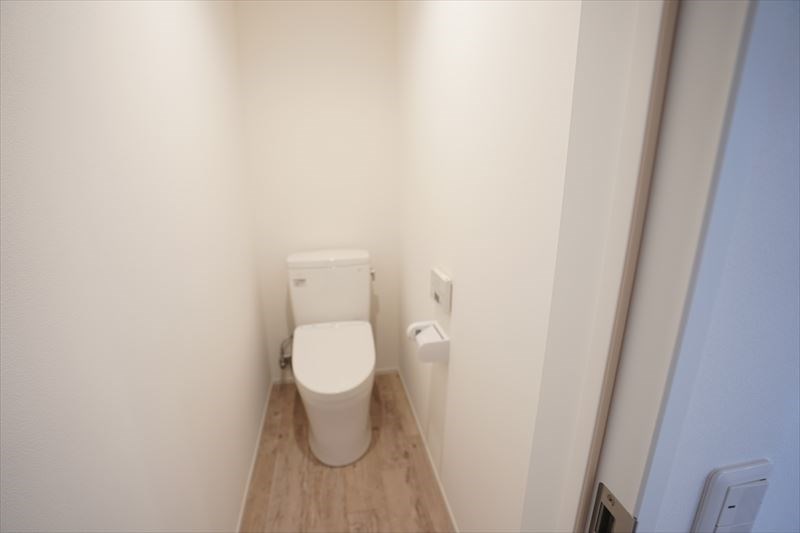 ウエアハウス ウォシュレット付きのトイレです