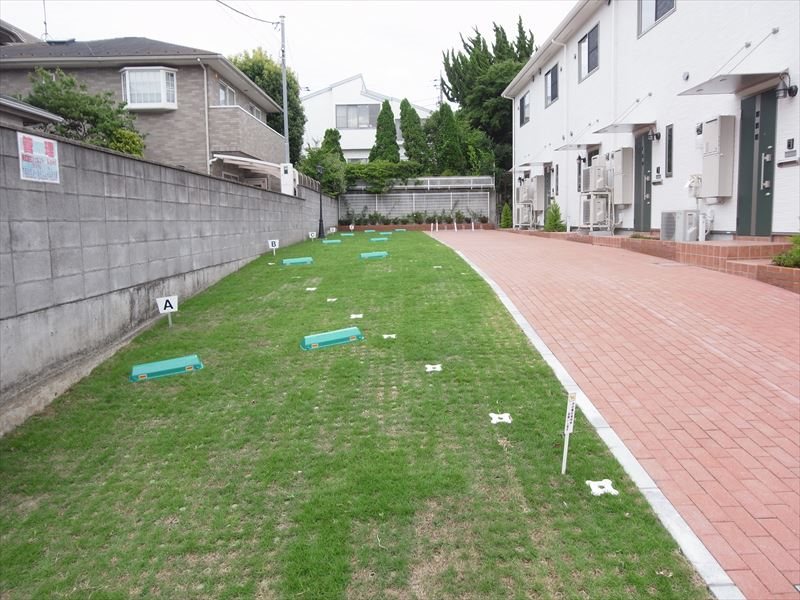 深沢ローズガーデン 玄関前に芝生のパーキング