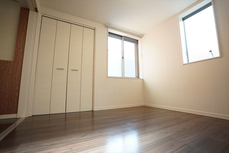 カイラカラン根津 採光窓の多いお部屋です