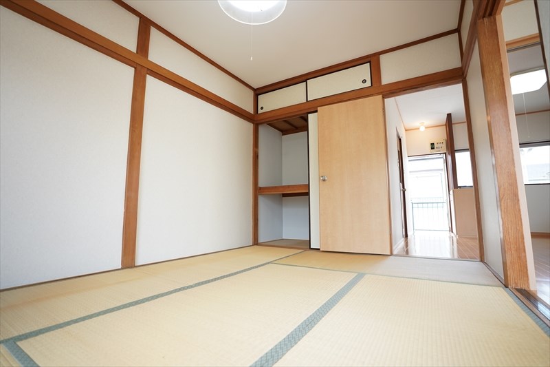 ハイム桜新町2号棟 和室にも収納があります