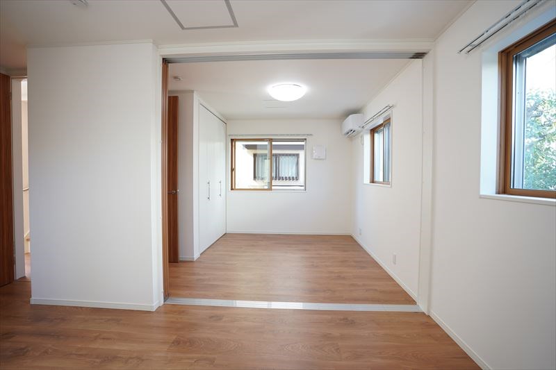 二俣川戸建て   採光窓が多いお部屋です。