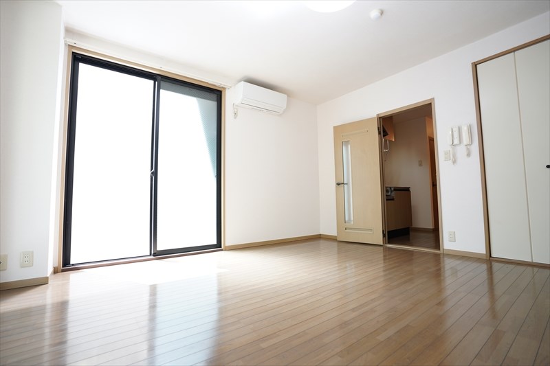 グランジャー深沢 大きなサッシ。明るいお部屋です。