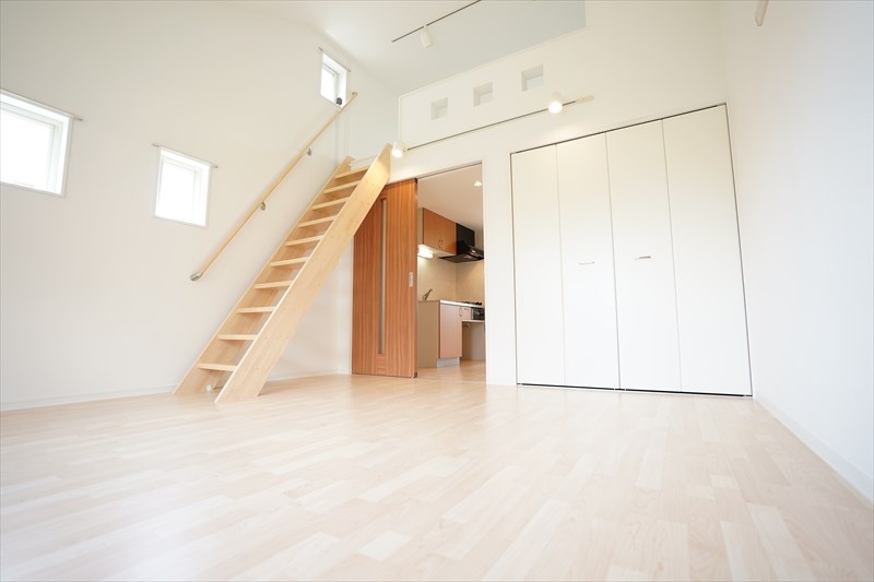 ブリックハウス 角部屋だから採光窓が多くて明るいね