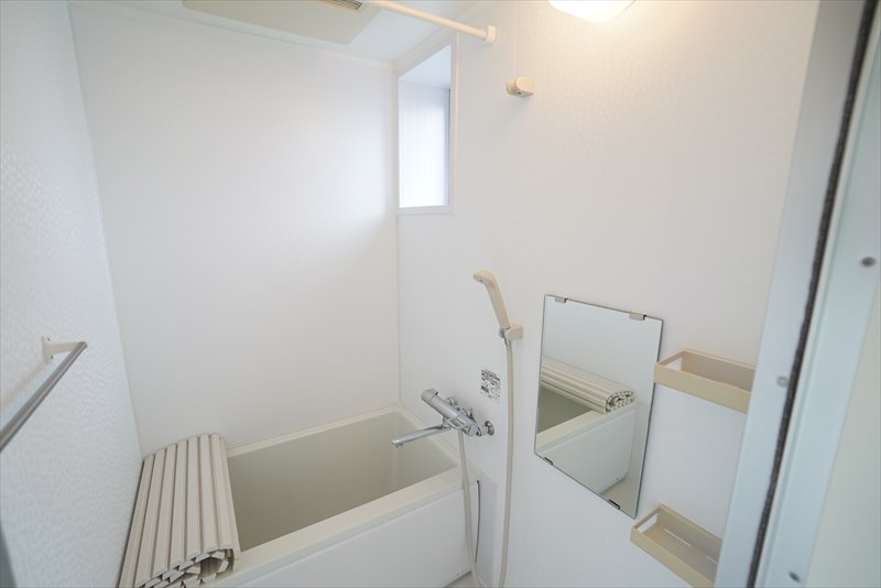 アマランタイン三軒茶屋 浴室乾燥機付きバスルームです。小窓もありますので風通し良さそうですね。