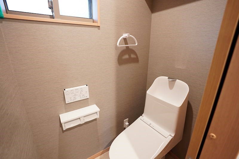 ハイム桜新町Ⅰ トイレにも窓があり、落ち着く空間！