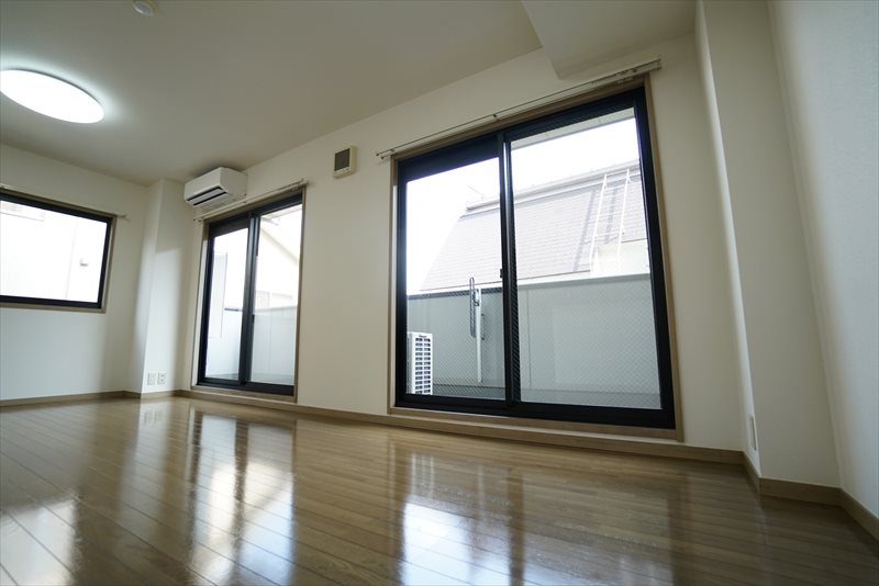 グランジャー深沢 大きなサッシ。明るいお部屋です。