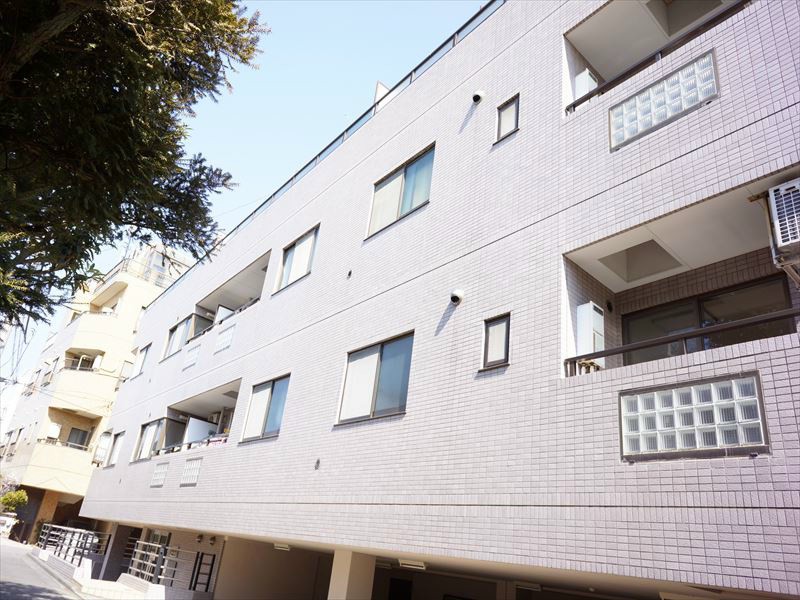 桜新町の駅近く!閑静な住宅街に佇む、タイル張りのマンションです。