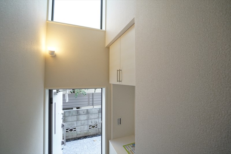 グランズ久が原 １階に玄関のメゾネット。高窓があるから玄関から明るい！