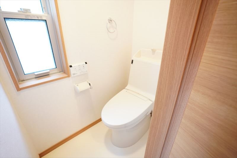 岩淵町ハウス トイレに窓があります。ウォシュレット付きです