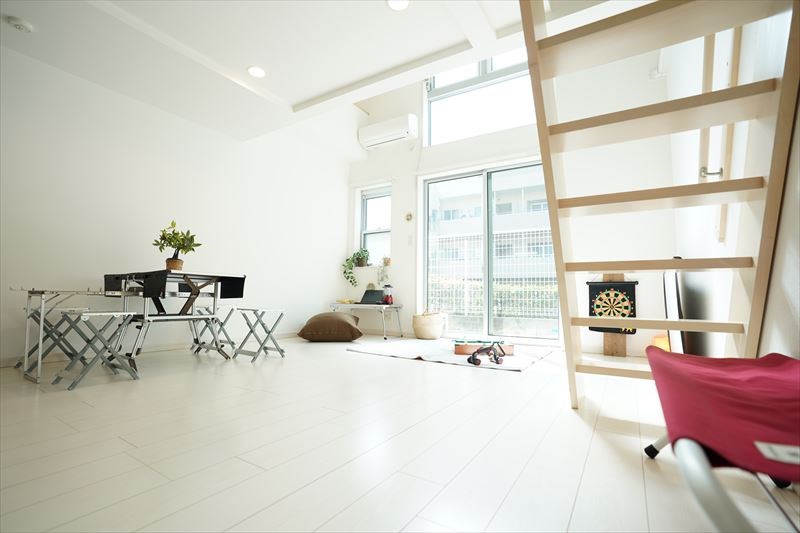 ティーズブルー 【モデルルーム】高い位置に窓があるのでお部屋全体が華やぐ感じに