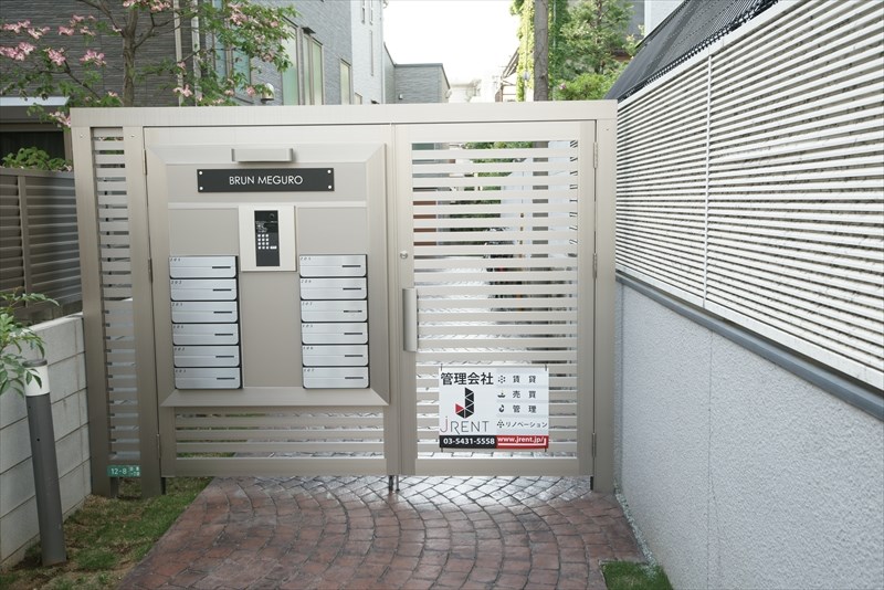 ブラン目黒 オートロックあり　オートロック内駐輪場　オートバイ置場は左側に