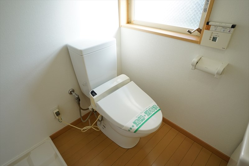 イーヴズ トイレには嬉し窓、そしてもちろんついてるウォシュレット