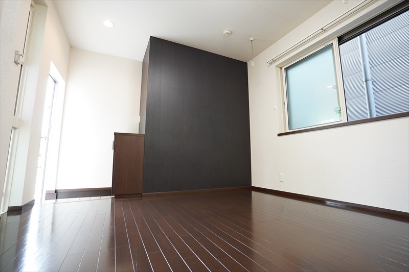 ハイツカメイ ダークブラウン系のフローリングが良い