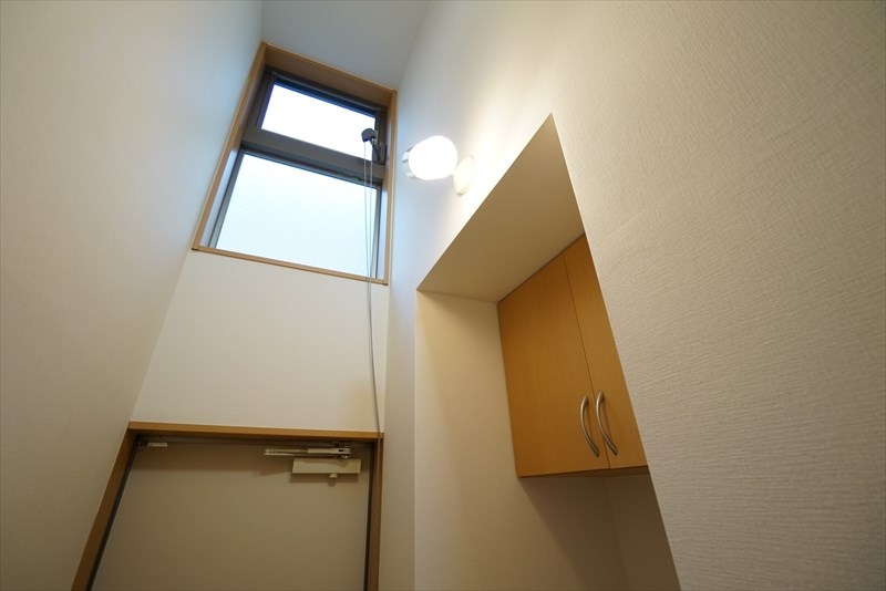 キャトル笹塚 玄関にも高窓があるのでお部屋に入ってすぐ明るい！