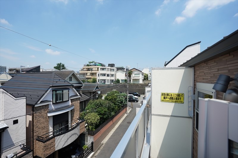 マロン笹塚 ３階バルコニーは最上階にあります。広々としておりますので、お布団や洗濯物も楽々干せますよ！