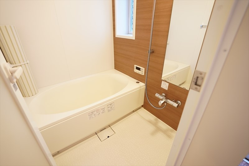 ガーデンテラス北沢 窓付きの大型バスルームでゆったりとお風呂に浸かってみませんか！