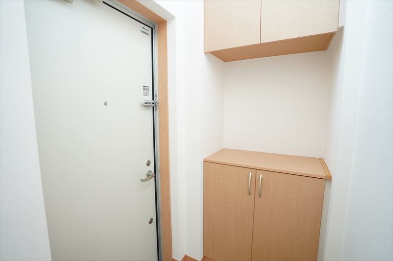 アピチェ洗足 玄関から高窓があるので明るいんです！