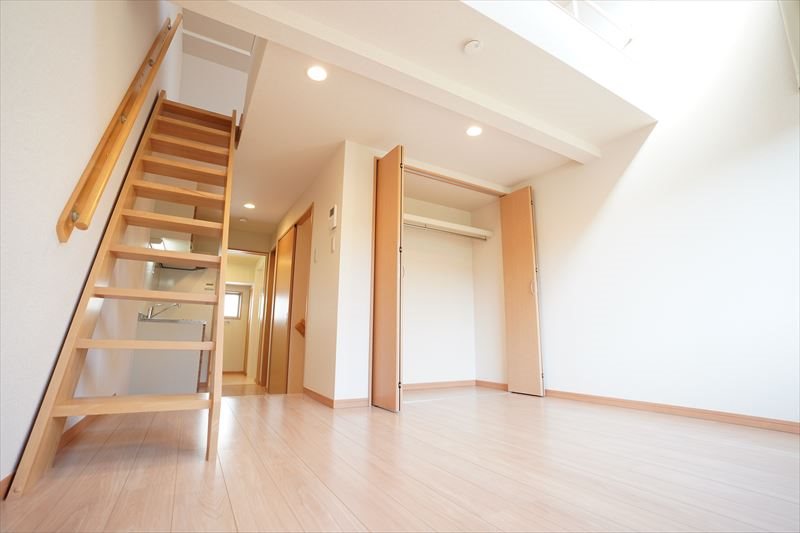 ストリングス桜新町 今回、クロスを貼替えました！広々としたリビングスペース！明るいお部屋だよ！
