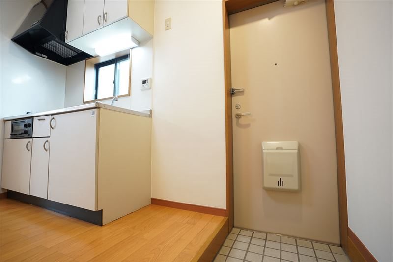 ラフィナート 玄関はこんな感じ　エントランスにポストあり