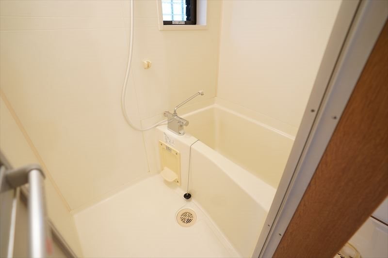 ラフィナート お風呂にも窓があるよ！3面採光であかるいお部屋です