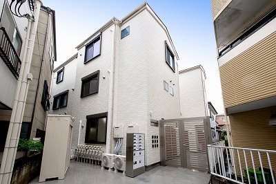 レイワレジデンス小岩 白を基調とした外観