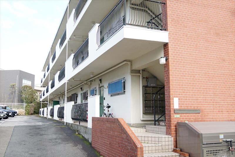 駒沢グリーンハウスＢ棟 3階建ての低層マンションです